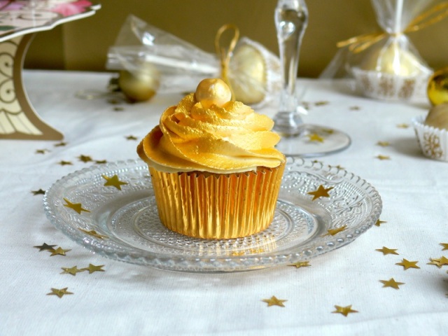 Golden White Chocolate Cupcakes 4